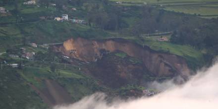 La noche ha impedido visualizar la magnitud de la tragedia que, según medios locales / Foto: EFE