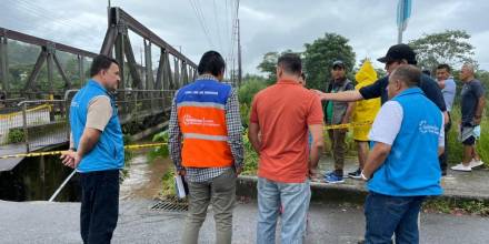 Se registraron viviendas afectadas, moradores evacuados y un puente destruido en Tena, provincia de Napo. / Foto: Cortesía Servicio Nacional de Gestión de Riesgos y Emergencias del Ecuador (SNGRE)