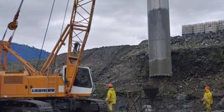 La construcción de pilotes para proteger la captación de Coca Codo Sinclair avanza