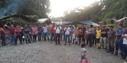 Habitantes de la comunidad kichwa de Edén se tomaron la vía de acceso al campo Edén Yuturi, Bloque 12, en protesta contra Petroecuador / Foto: cortesía Comuna kichwa Edén