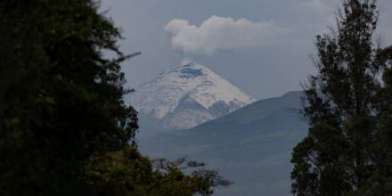A las 05:55 hora local (10:55 GMT), se registró otra columna de gas y carga baja de ceniza, de 2.000 metros / Foto: EFE