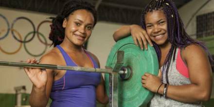 Angie Palacios y Neisi Djomes se entrenan en el patio de su casa