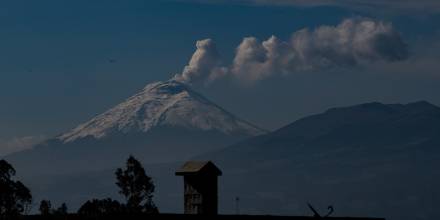 El Cotopaxi lanzó nube de ceniza de un kilómetro de altura