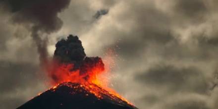 Las impactantes imágenes de la erupción del volcán Reventador en Ecuador