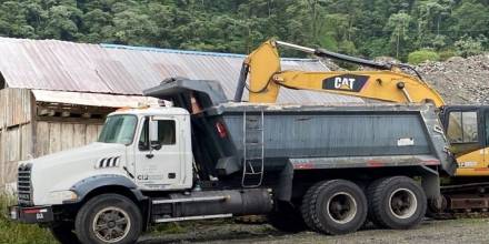 Maquinaria pesada fue contratada para intervenir en la vía de El Reventador / Foto: cortesía MTOP