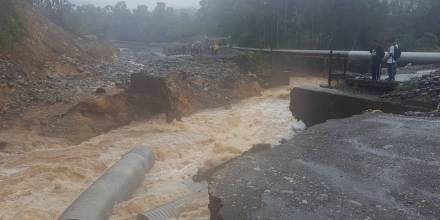 Crecida se lleva vía amazónica de la ruta Quito-Lago Agrio