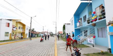 247 familias de Lago Agrio recibieron viviendas