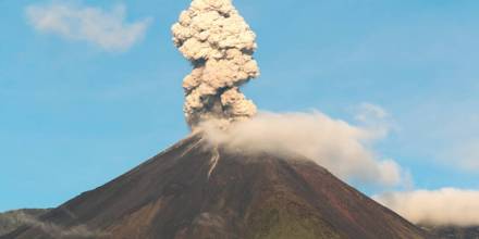 Volcán Reventador emite columna de ceniza de 700 metros