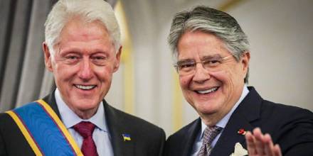 Lasso condecoró a Bill Clinton y Christopher Dodd