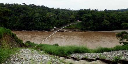 Habitantes del sector sur del cantón Cascales a la espera que se construya el puente sobre el rio Aguarico