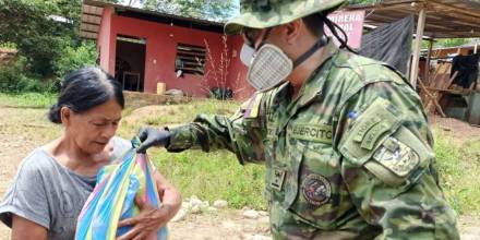Fuerzas Armadas ayudan en la entrega de kits de alimentos a poblaciones vulnerables