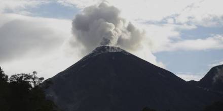 Volcán El Reventador experimenta un incremento en su actividad