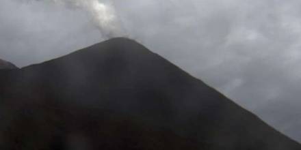 Volcán Reventador registra emisiones de más de mil metros y rodar de bloques