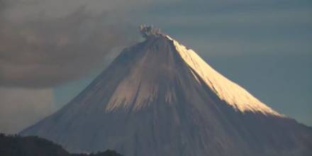 Alerta de caída de ceniza del volcán Sangay en Ecuador
