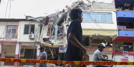 Los velatorios de algunos de los fallecidos tuvieron lugar entre escombros que dejó el sismo / Foto: EFE