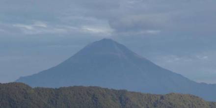 El Instituto Geofísico recomienda suspender ascensos al volcán Sangay por reactivación