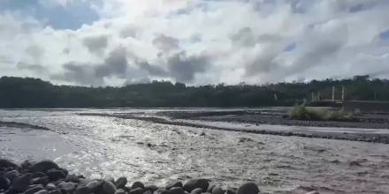 El río Upano se desbordó y provocó destrozos en Morona