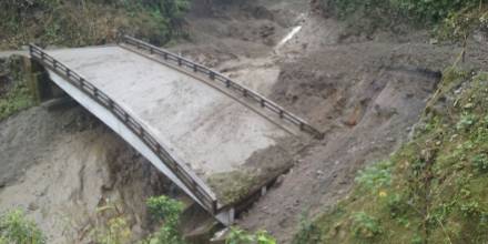 Habitantes del cantón Sucumbíos siguen abnegados con la vía la estructura del puente no llegue al sector