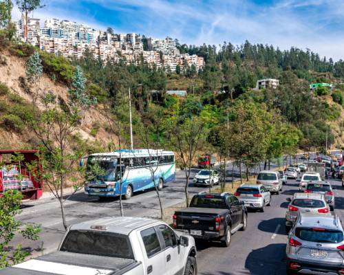 El plan de restricción vehicular ‘Pico y Placa’ para Quito, los horarios de limitación del tráfico son desde las 06:00 hasta las 09:30 y de 16:00 a 20:00, de lunes a viernes, de acuerdo con el último dígito de la placa.