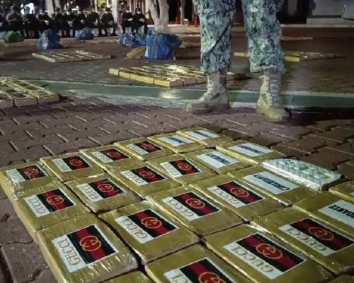 La operación se realizó en colaboración con los Guardacostas de Estados Unidos y permitió la detención de los tres tripulantes de la embarcación
