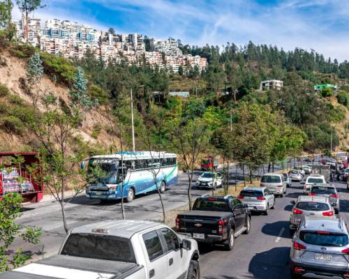 De acuerdo con el plan de restricción vehicular ‘Pico y Placa’ para Quito, los horarios de limitación del tráfico son desde las 06:00 hasta las 09:30 y de 16:00 a 21:00, de lunes a viernes, de acuerdo con el último dígito de la placa.