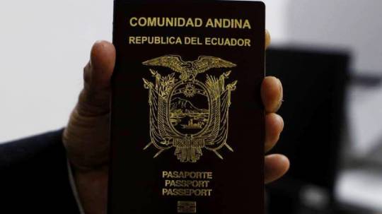 El pasaporte ecuatoriano tiene una validez por diez años y para este 2024 tendrá un costo de $90 dólares, con descuentos para personas de tercera edad y personas con discapacidad. Conozca el paso a paso y requisitos para sacar el pasaporte ecuatoriano.