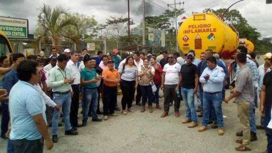 Los transportistas del cantón Shushufindi reunidos con autoridades de la provincia. Foto: Extra