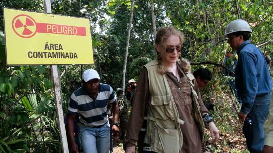 La actriz estadounidense Mia Farrow visita Lago Agrio, en Aguarico, Ecuador, el 28 de enero de 2014. FOTO AFP/JUAN CEVALLOS/Getty Images