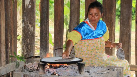 ¿Qué es el casebe y cómo se prepara? Mujer de comunidad indígena preparando el tradicional alimento. Foto: El Oriente