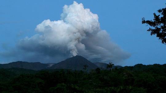 Leve caída de ceniza volcánica del Reventador se registró en zonas de Sucumbíos / Foto: EFE