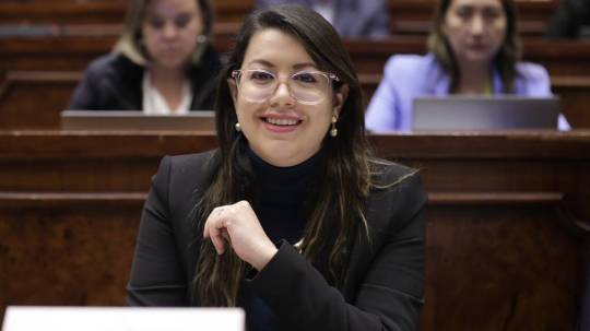 La ministra de Energía y Minas, Andrea Arrobo, fue increpada durante su comparecencia por el caso Mecheros.