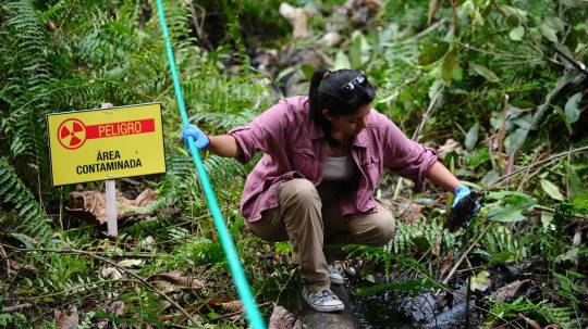 Una mujer muestra una botella con petróleo, en una imagen de 2013 en Aguarico, en la región amazónica de Ecuador. Foto: El País