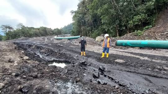 Técnicos reinyectan 5.300 barriles de crudo tras rotura del oleoducto de OCP / Foto: EFE