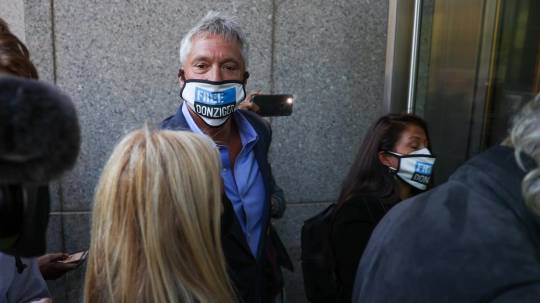Steven Donziger se ve en la manifestación Free Donziger celebrada frente al Palacio de Justicia de Manhattan mientras enfrentaba una sentencia por desacato penal a la Corte, el 1 de octubre de 2021. (Foto de Tayfun Coskun/Agencia Anadolu a través de Getty Images)