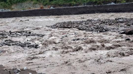 El dique existente en el río Upano se rompió la tarde del viernes 27 de diciembre de 2019 y el agua fluyó en forma casi normal, arrastrando a su paso el material acumulado. Foto: Cortesía