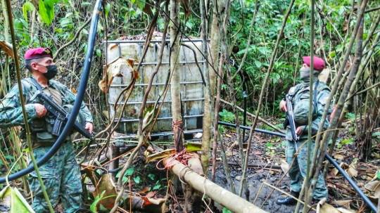Sistema ilegal de extracción de combustible fue descubierto en Lago Agrio / Foto: cortesía Fuerzas Armadas