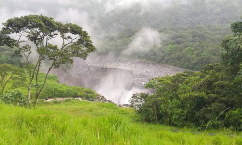  El 7 de abril un hundimiento de tierra ocasionó la rotura de tres oleoductos en la Amazonía. Foto: Petroecuador 