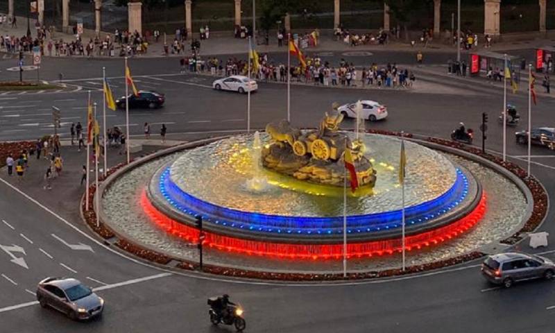 La fuente de Cibeles en Madrid se ilumina con los colores de Ecuador / Foto: cortesía Emb. Ecuador en España