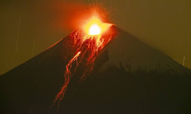 Sus últimas explosiones han generado una columna de emisión que ha ascendido a unos 800 metros sobre el nivel de la cumbre / Foto: EFE