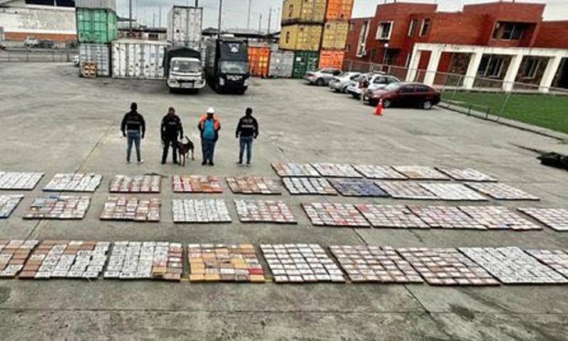 Según la Policía, se pretendía enviar la cocaína en un contenedor que contenía harina de banano de exportación/ Foto: cortesía Policía Nacional