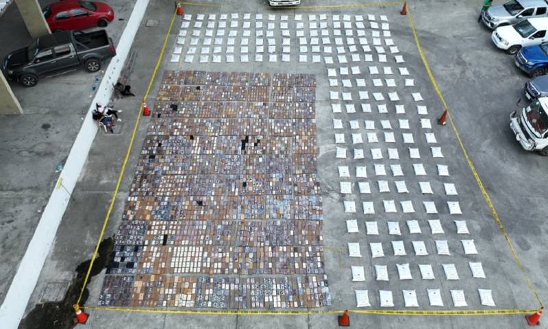 Miembros de la policía encontraron 3.736 paquetes rectangulares de cocaína envueltos en cinta de embalaje que dieron un peso total de 3.717 kilos / Foto: Policía Nacional 