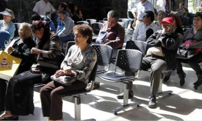 La mañana del 5 de febrero, jubilados y sus familiares esperaban por atención en la matriz del IESS, en Quito.