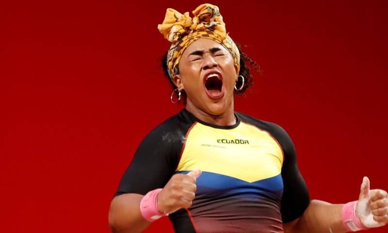 Salazar, plata en los Olímpicos de Tokio 2020, ganó su primer bronce en Bogotá en la modalidad del envión en donde levantó 148 kilos / Foto: EFE