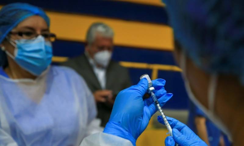 Nueve millones de personas han recibido la primera dosis de vacuna en Ecuador / Foto: EFE