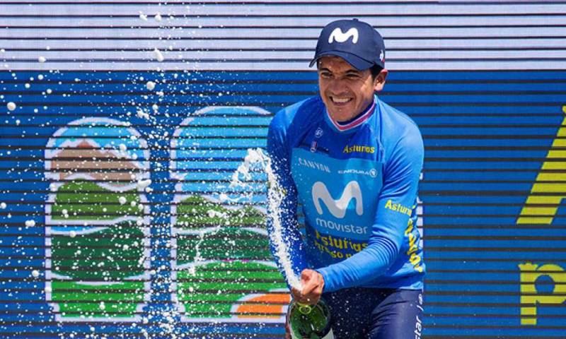 El ciclista ecuatoriano Richard Carapaz celebra en el podio su segundo título del Tour Mundial de Ciclismo, tras ganar por segundo año en Asturias.  Foto: El Telégrafo
