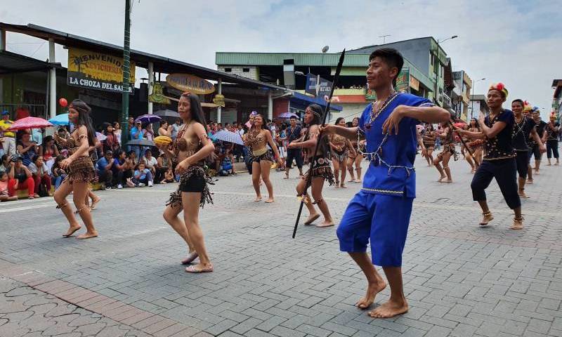 En Tena, la capital de la provincia de Napo, se desarrolló ayer el desfile en honor a la Amazonía. Foto: Cortesía de la Asociación de Municipalidades del Ecuador (AME).