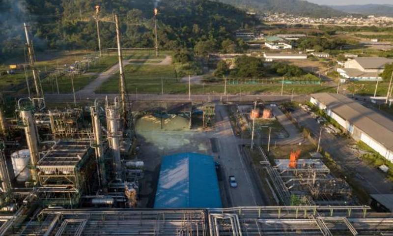 REALIDAD. La refinería produce menos de 110.000 barriles diarios. Foto: La Hora