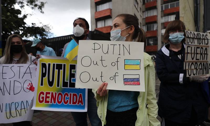 Decenas de personas protestaron afuera de la embajada rusa en Quito / Foto: EFE