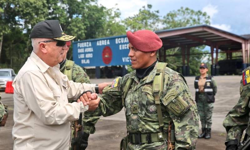 Luis Lara recorrió unidades del Ejército en Sucumbíos / Foto: cortesía ministerio de Defensa