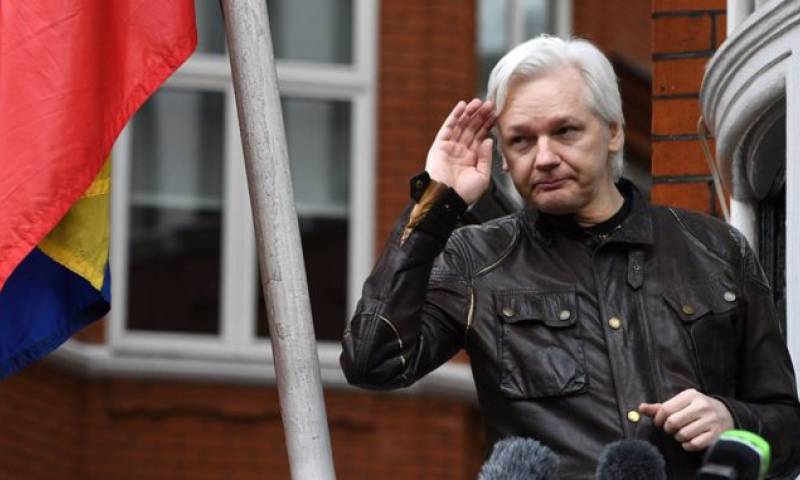 Fotografía de archivo fechada el 19 de mayo de 2017, facilitada el 11 de enero de 2018, que muestra al fundador de WikiLeaks, Julian Assange, mientras comparece ante la prensa en la embajada ecuatoriana en Londres, Reino Unido. Foto: La República